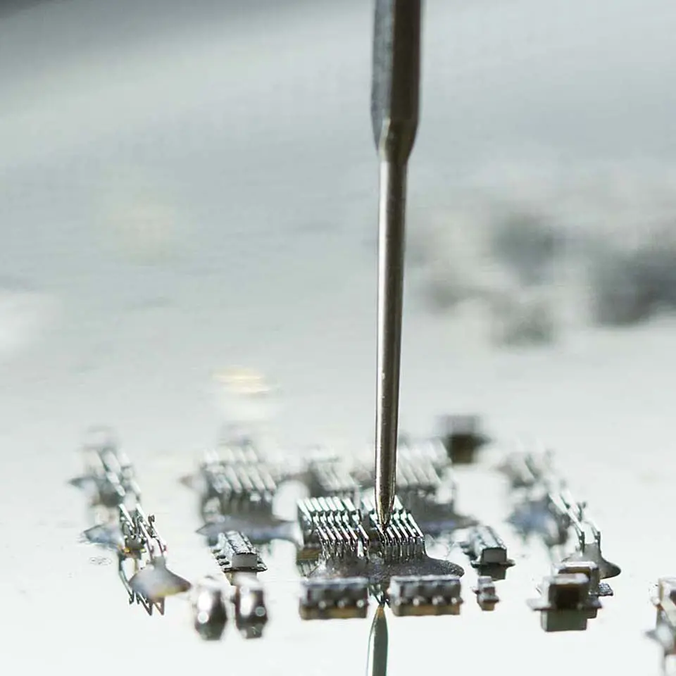 Flying probe tester a contattazione sicura